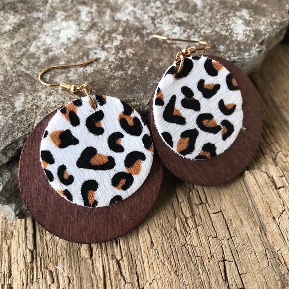 🌻4/$20 Earrings Circle Style Faux White Leopard - Picture 6 of 6